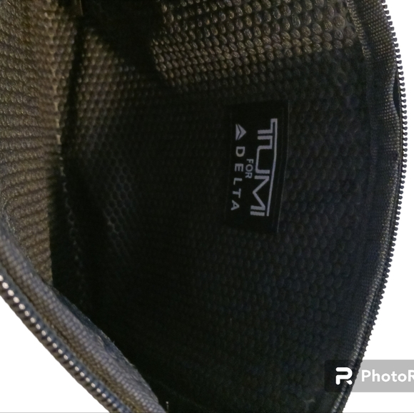 TUMI FOR DELTA LINED TOILETRIES BAG WITH ZIPPER AND SILVER TUMI LOGO - Picture 2 of 4
